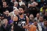 米尔斯去年夏天和爵士签的合同为一年330万 其合同全额保障